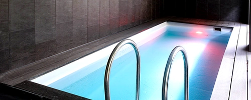 Piscine intérieure du Loft — services colocation tout inclus près de Genève